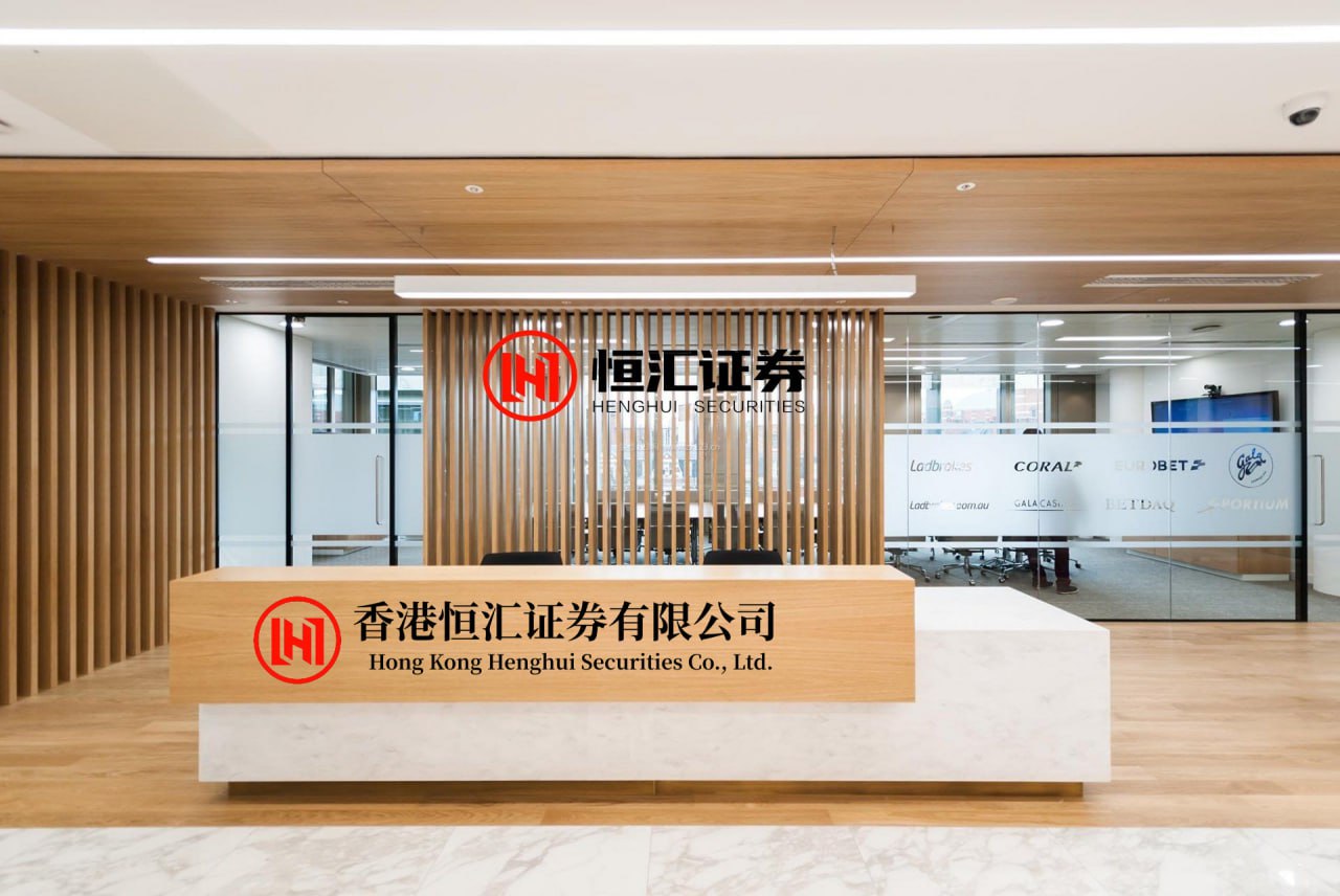 巨龙配资官网 为开通“隐藏服务”，男子听信涉黄网站客服，藏2.5万元现金到荒地，被民警及时拦截